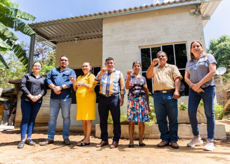 Gobierno entrega casas a veteranos y excombatientes de guerra en San Miguel