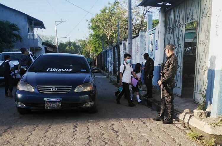 PNC continúa garantizando seguridad en escuelas de todo El Salvador
