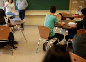 Una isla británica suspende la educación sexual en sus colegios tras la clase de una ‘drag queen’