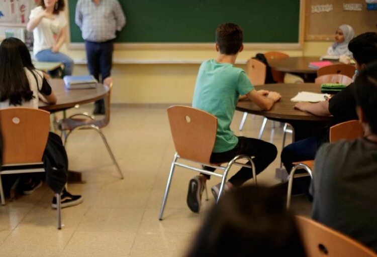 Una isla británica suspende la educación sexual en sus colegios tras la clase de una ‘drag queen’