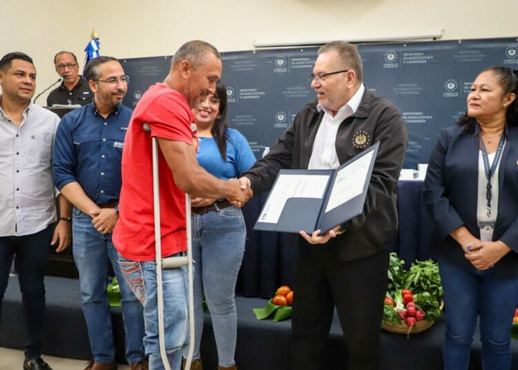 Instituciones entregan $150,000 de capital semilla del FIDEAGRO para pequeños productores