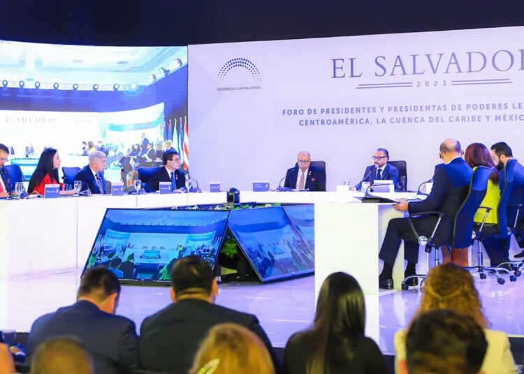 Presidente de la Asamblea Legislativa, Ernesto Castro, juramenta a nuevo titular pro témpore del FOPREL