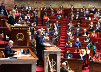 El Gobierno francés sobrevive a dos mociones de censura y la reforma pensional es adoptada