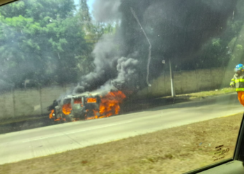 Una camioneta particular se incendia a la altura de residencial Tuscania, carretera al Puerto de La Libertad