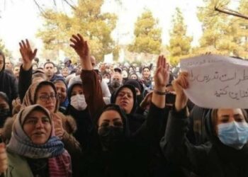 Gobierno reprimió con gases a los docentes que protestaron tras el envenenamiento de miles de alumnas en Irán