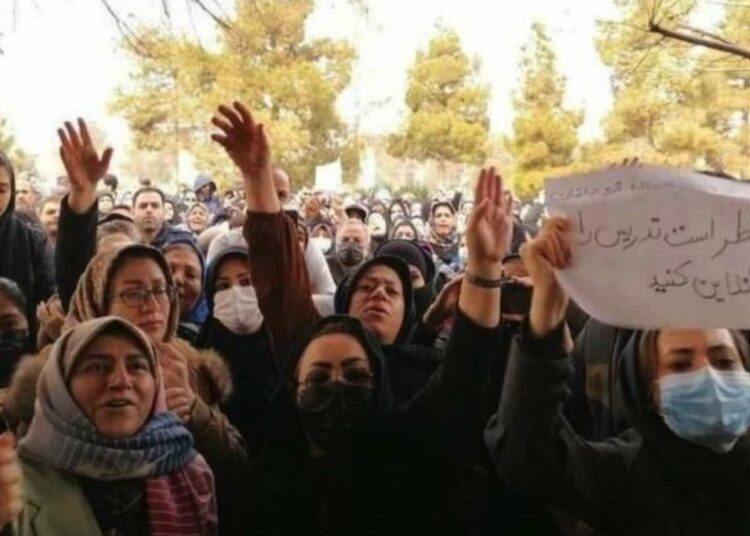 Gobierno reprimió con gases a los docentes que protestaron tras el envenenamiento de miles de alumnas en Irán