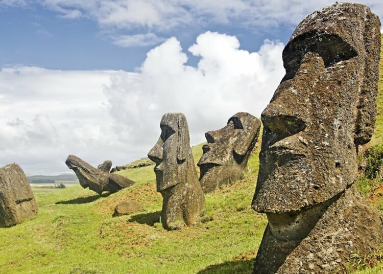 Hallan un nuevo moái en un lago seco de la isla de Pascua