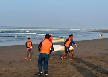 Guardavidas recuperan el cuerpo de un joven que fue arrastrado por las olas en la playa de Metalío