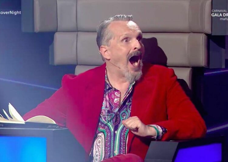 Miguel Bosé lanzó controversial crítica a concursante de canto: “Esta canción no la puede cantar un hetero”