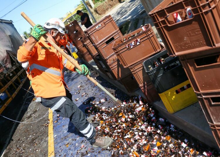 Caen a la carretera varias cajas de cerveza de un camión repartidor en Moncagua, San Miguel