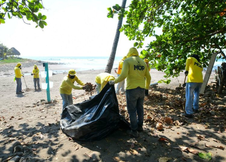 MOPT realiza jornada de limpieza en las playas de La Libertad