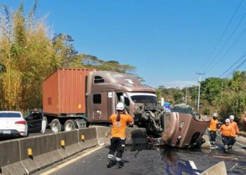 Rastra choca contra separadores en carretera de Santa Ana hacia San Salvador, hay paso restringido