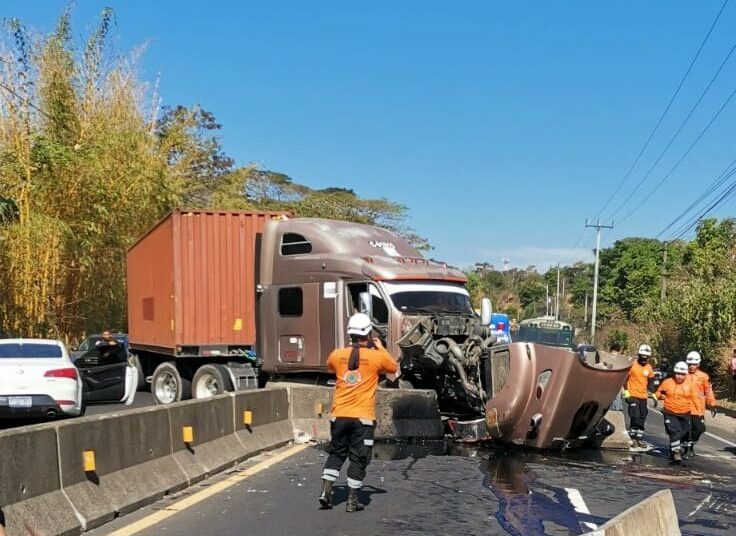 Rastra choca contra separadores en carretera de Santa Ana hacia San Salvador, hay paso restringido