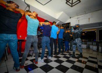 PNC realiza registros en bares de San Salvador en búsqueda de sustancias ilícitas y de probables delincuentes