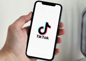 Un ejecutivo de TikTok reconoció que manipulan el algoritmo para impulsar la exposición de algunos temas