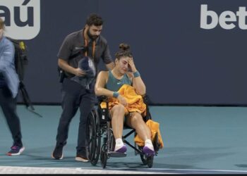 La tenista Bianca Andreescu sufrió una dura lesión y se retiró en silla de ruedas tras sus gritos desconsolados