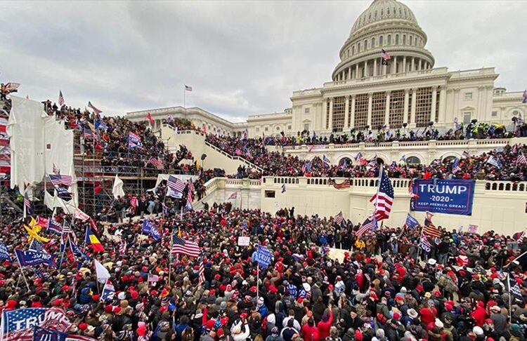 Ordenan a exjefe de gabinete de Donald Trump y a otros asesores testificar por ataque al Capitolio