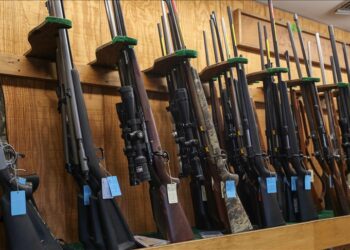 El presidente Joe Biden firmó una orden para endurecer los requisitos de compra y venta de armas en Estados Unidos