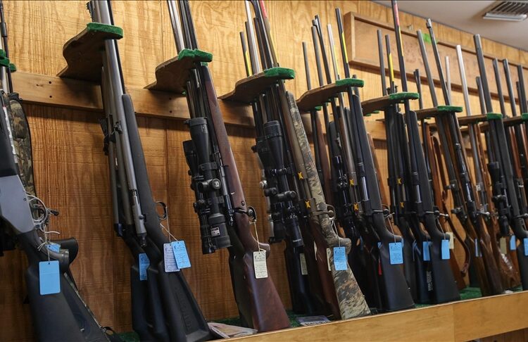 El presidente Joe Biden firmó una orden para endurecer los requisitos de compra y venta de armas en Estados Unidos