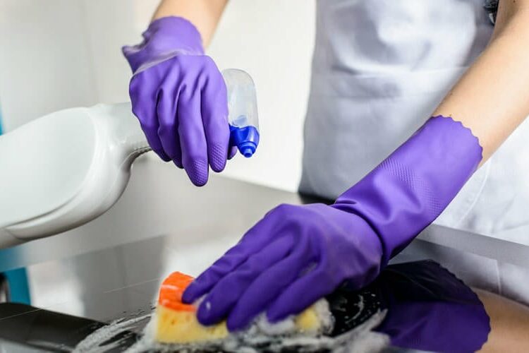 Condenan a un hombre a pagar a su exesposa más de 200.000 dólares por años de trabajo doméstico