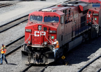 Un tren de 70 vagones descarriló en Dakota del Norte y derramó materiales peligrosos