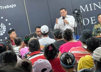 Ministro Rolando Castro atiende demanda de vendedores del Centro Histórico de San Salvador