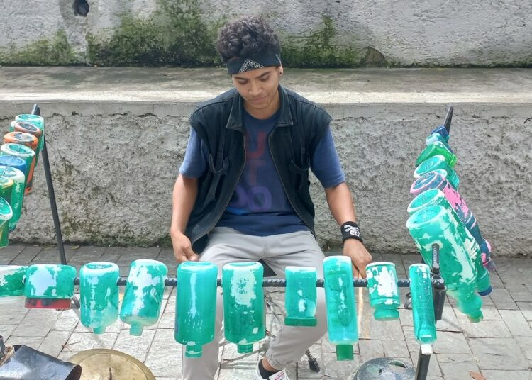 Un venezolano creó su propia batería con materiales de desecho