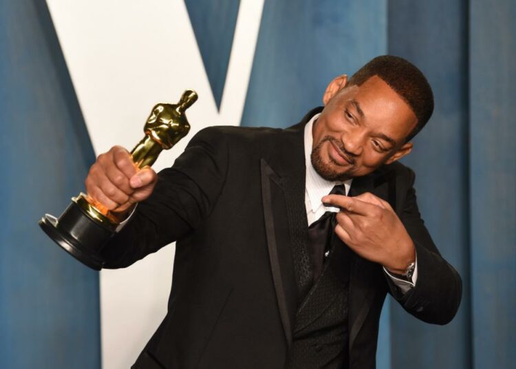 La Academia permitirá que Will Smith grabe su nombre en el Óscar que ganó el año pasado