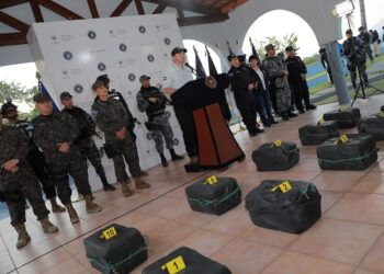 Autoridades presentan droga incautada a 520 millas náuticas de la bocana El Cordoncillo