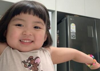 Madre de niña coreana que se convirtió en meme demanda a empresas colombianas