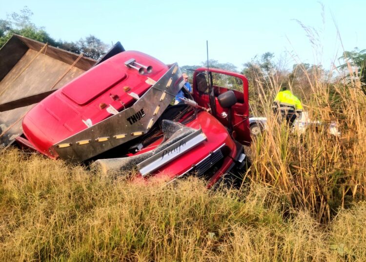 Conductor pierde el control de camión y sufre fuerte accidente en Santa Ana