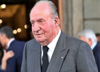El rey emérito de España Juan Carlos I tiene una hija secreta llamada Alejandra, según desvela un nuevo libro