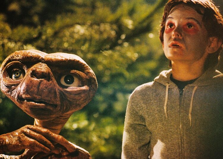 Steven Spielberg se arrepiente de eliminar escena con armas de fuego de la película E.T., El Extraterrestre