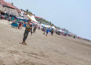 Ministro de Defensa ejecuta patrullaje en Playa El Cuco