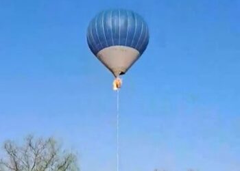 (IMÁGENES FUERTES) Al menos dos personas muertas al incendiarse y estrellarse un globo en Teotihuacán, México