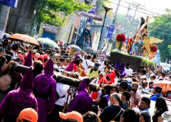FOTOS – VIDEO | Así se vivió el Vía Crucis en San Salvador
