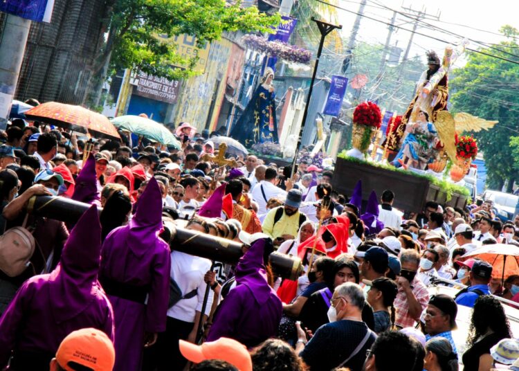 FOTOS – VIDEO | Así se vivió el Vía Crucis en San Salvador