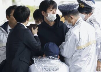 (VIDEO) Primer ministro japonés evacuado tras una explosión, una persona fue detenida