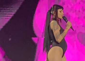 Cazzu anunció en pleno concierto que ella y Christian Nodal esperan su primer hijo