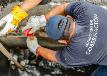 Desarrollan jornada de limpieza en tragantes de la comunidad 3 de mayo, San Salvador
