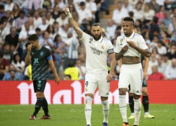 Real Madrid golea al Almería y mantiene la caza al Barça