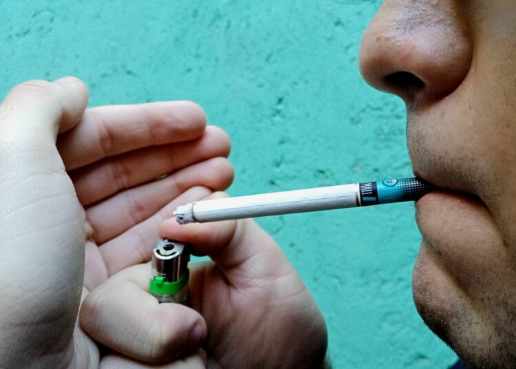 Multan con más de 11.000 dólares a un empleado japonés por hacer 4.512 pausas para fumar en 14 años