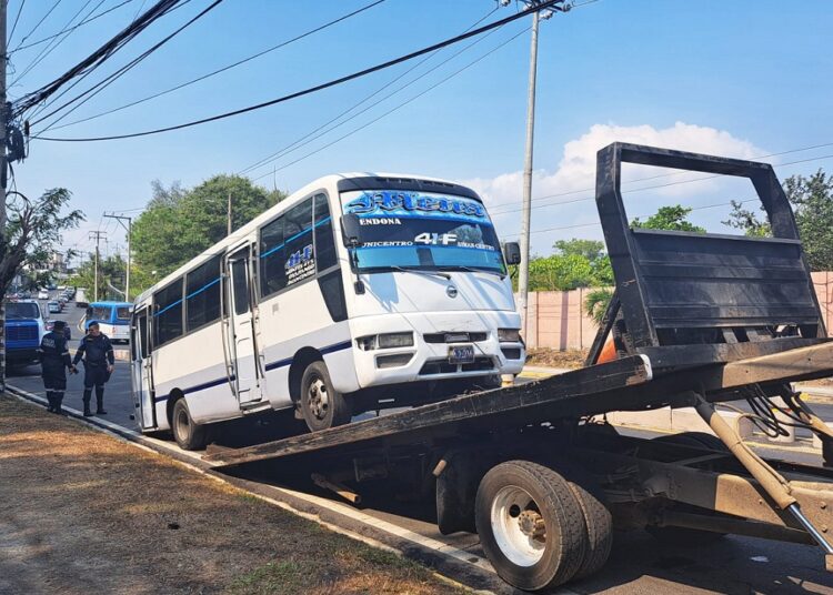Decomisan microbús de la 41F e infraccionan a motorista por no portar licencia de conducir