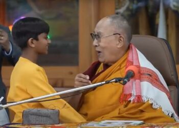 El Dalai Lama se disculpó por besar en la boca a un niño y pedirle que le “chupara la lengua”