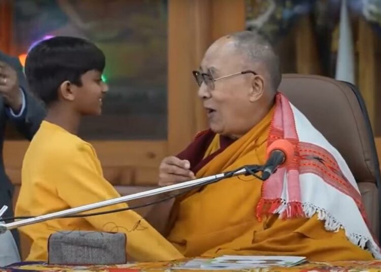 El Dalai Lama se disculpó por besar en la boca a un niño y pedirle que le “chupara la lengua”