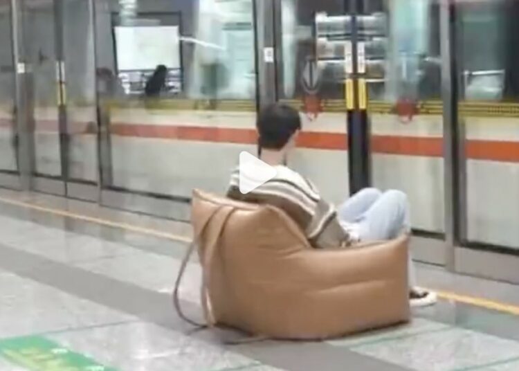 Un joven chino viaja en metro con su propio sillón portátil y desconcierta a los internautas