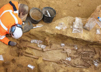 Desentierran en París cerca de 50 tumbas romanas debido a obras viales