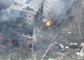 Rusos proclaman toma del ayuntamiento de Bajmut y Kiev niega caída de la urbe