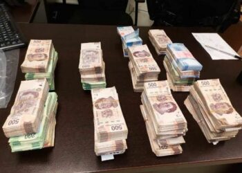 Un carpintero halla una mochila llena de dinero y la devuelve a las autoridades