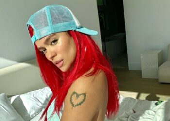 Karol G está molesta con revista que editó sus fotos en exceso